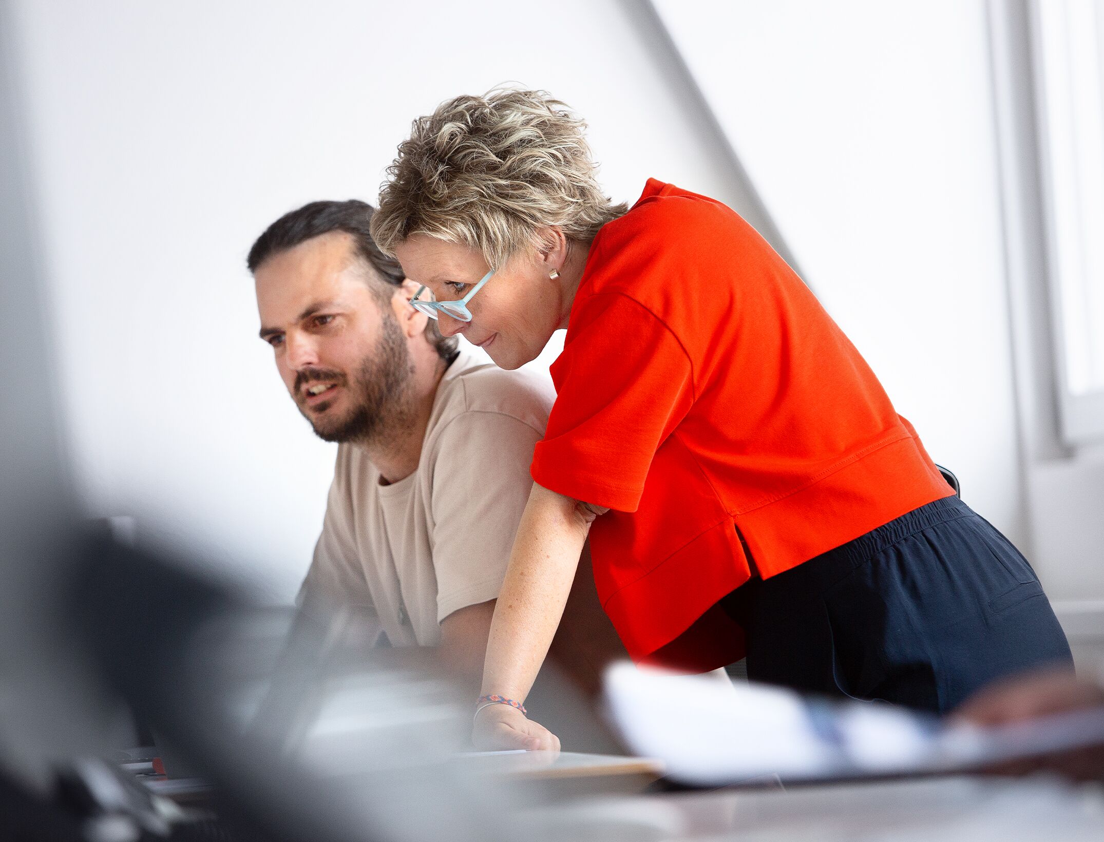 Frau und Mann am Schreibtisch