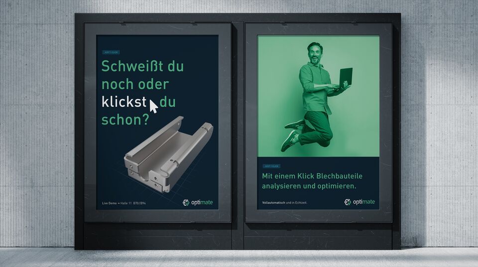 Zwei moderne Optimate-Poster an einer Betonwand aufgehängt