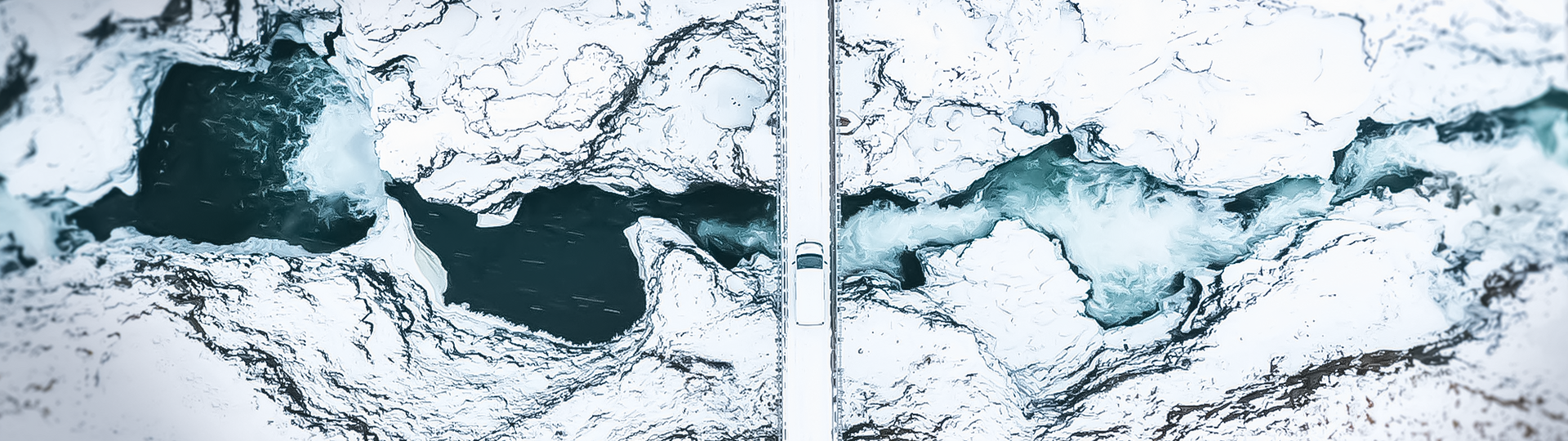 Auto auf Brücke im Schnee