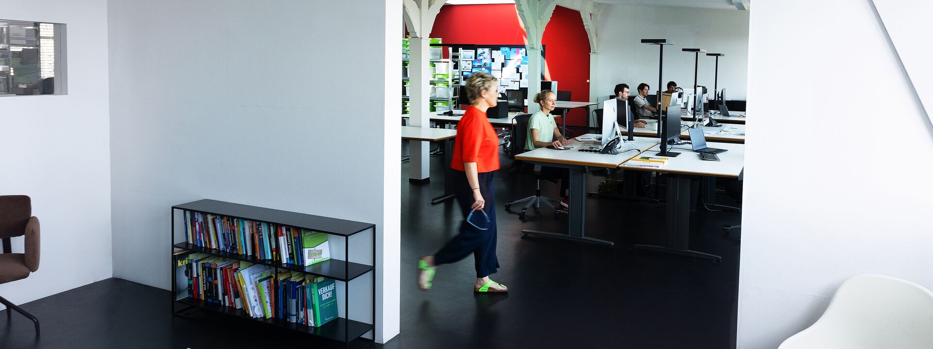 Arbeitsatmosphäre: Mitarbeiter bei der Arbeit im Büro