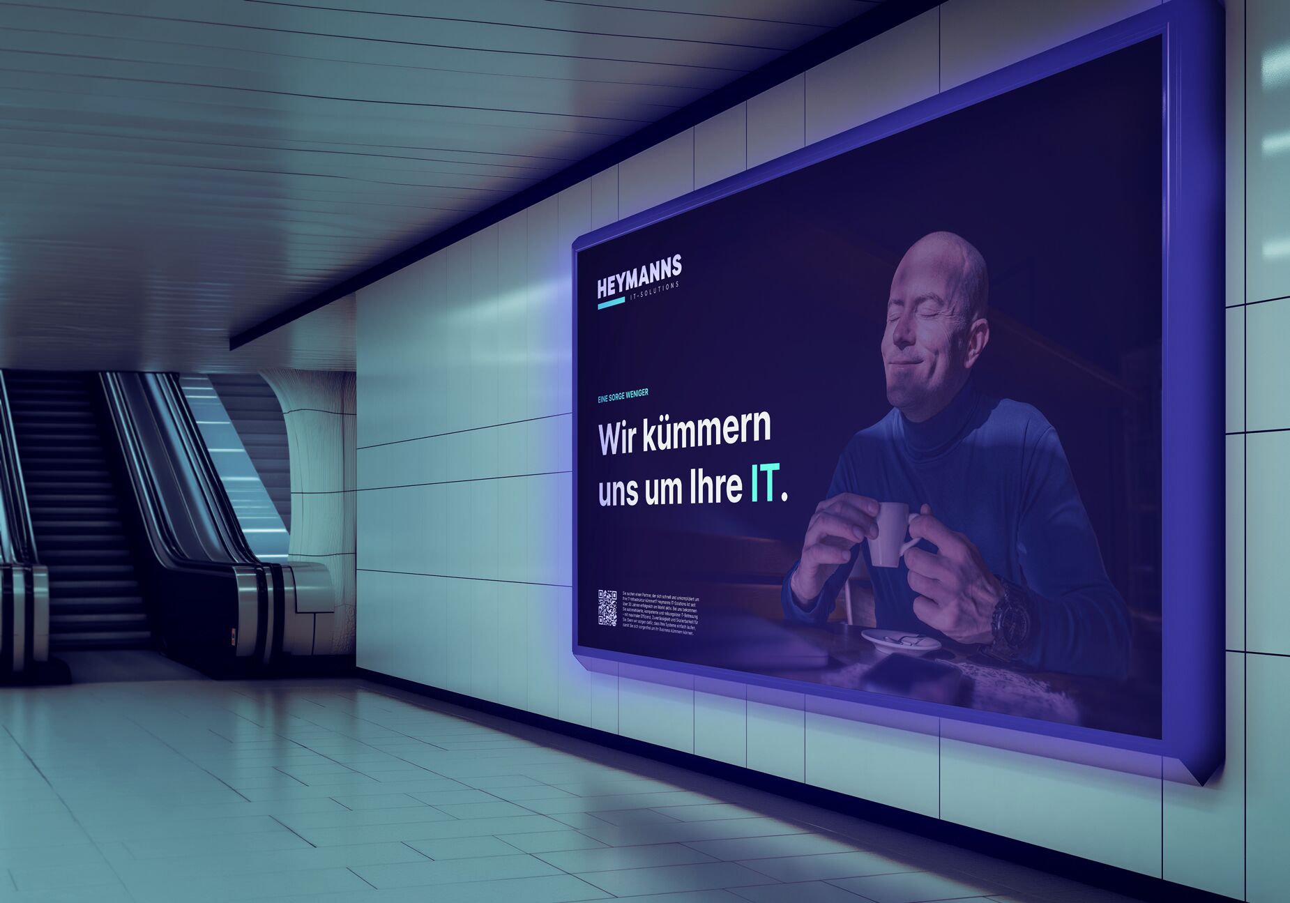 Poster-Darstellung in einer belebten Unterführung