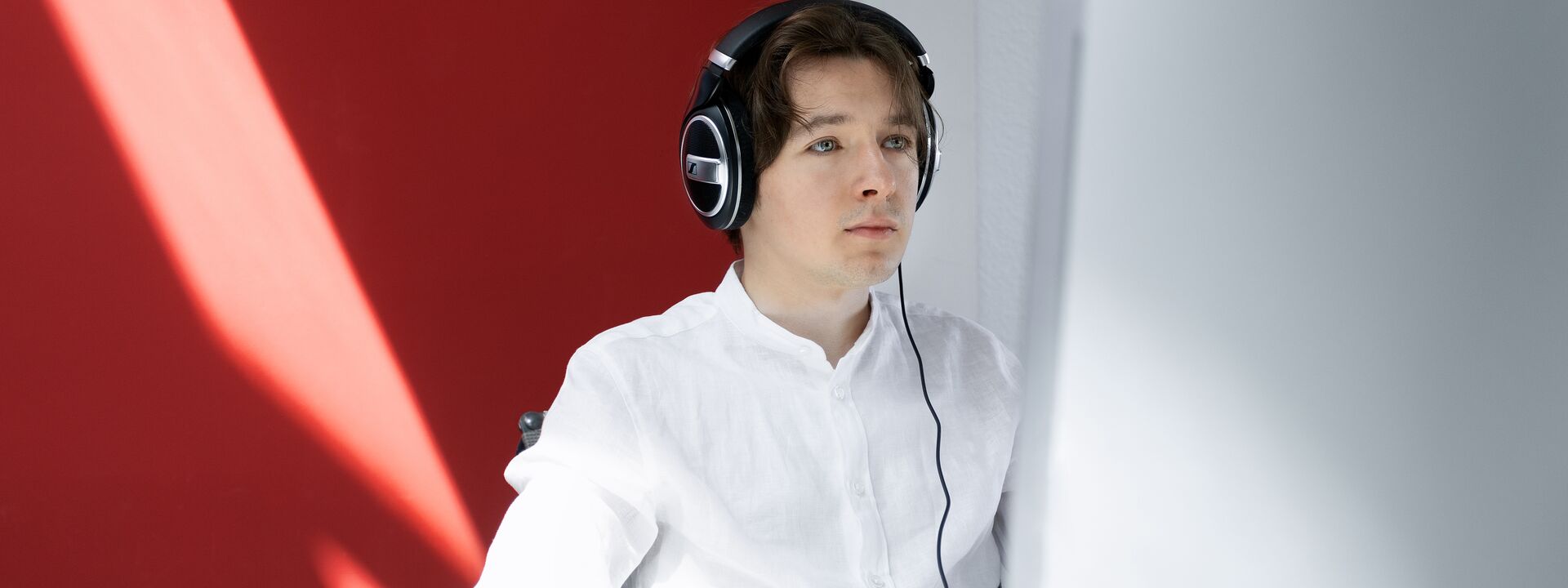 Fokussiertes Arbeiten: Mann mit Kopfhörern am Rechner