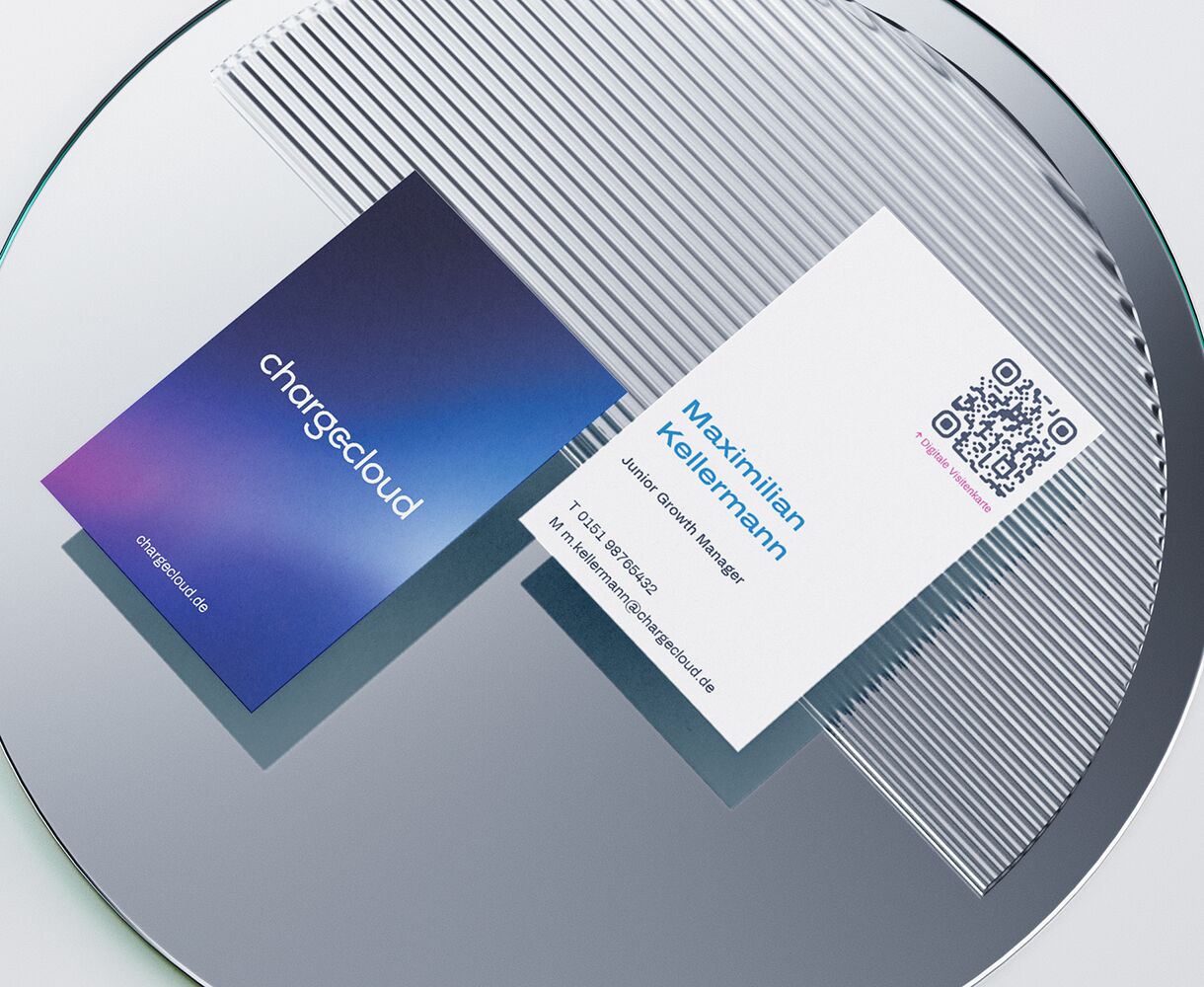 Schwebende Visitenkarten auf einer minimalistischen, stilisierten Metalloberfläche – klare und elegante Designästhetik.