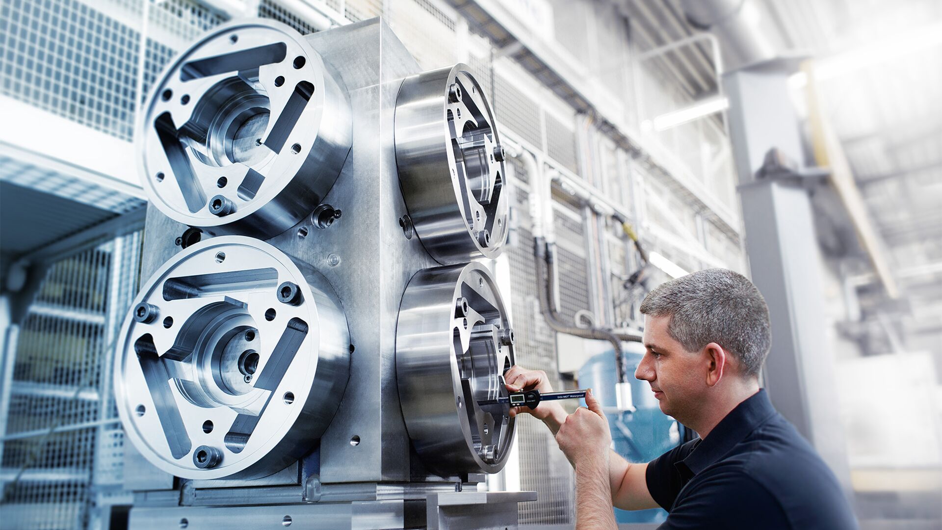 Schunk in Aktion: Einblick in die Produktion mit Experten bei der Arbeit – Präzision und Innovation im Mittelpunkt.