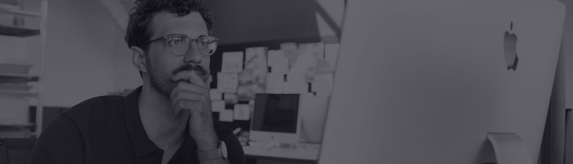 Ein Mann arbeitet am Rechner - Schwarzweißbild