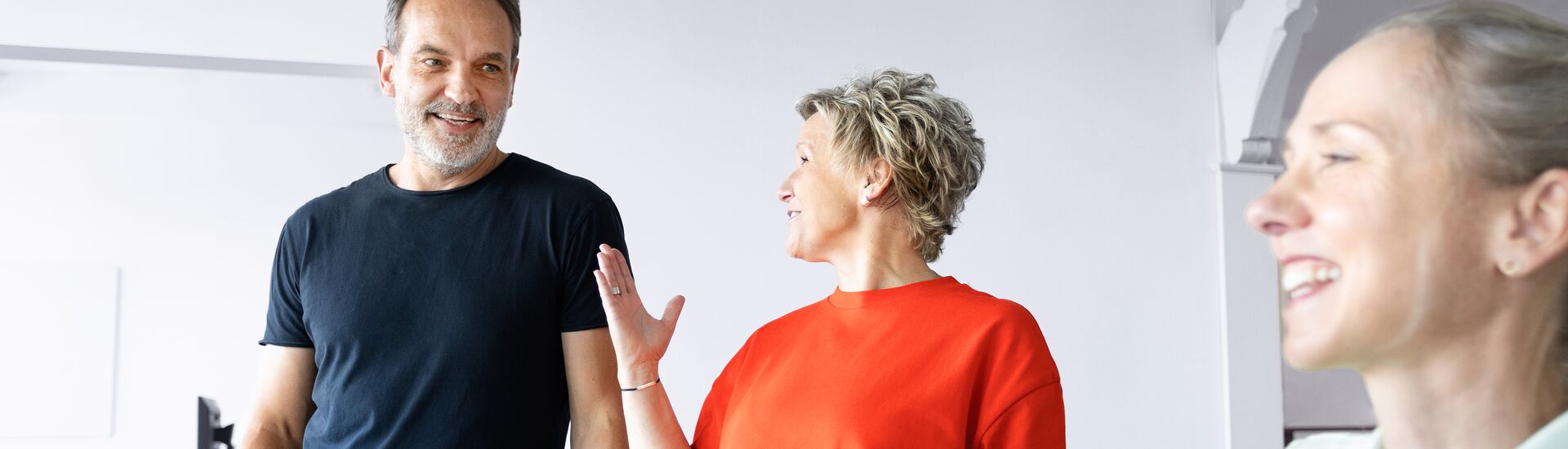 Professionelle Besprechung in einer entspannten Büroumgebung