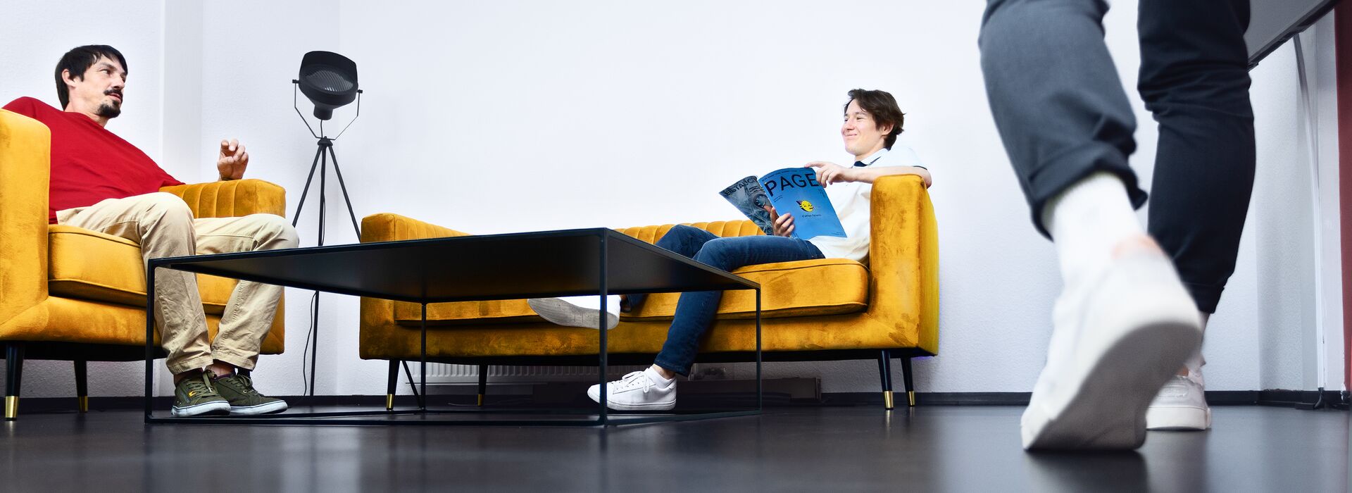 Personen auf dem Sofa