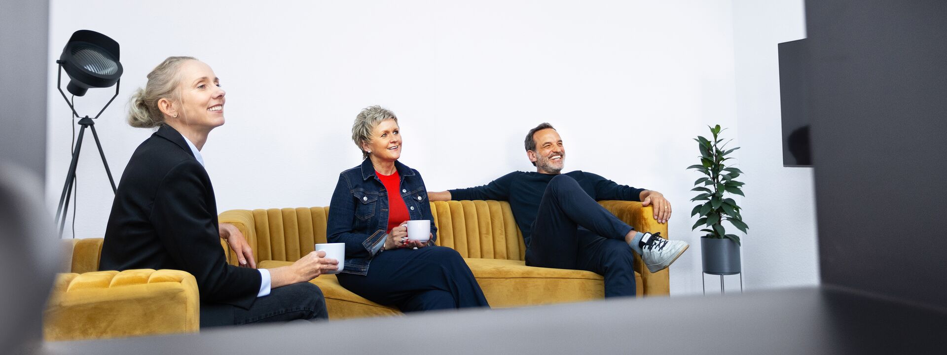 Gemeinsames Gespräch: Mitarbeiter entspannen sich auf dem Sofa