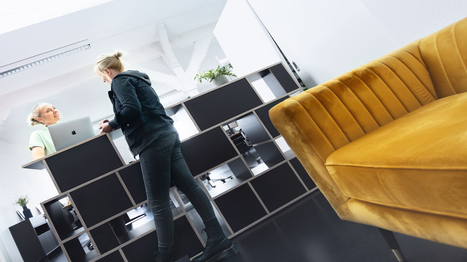 Zwei Personen unterhalten sich