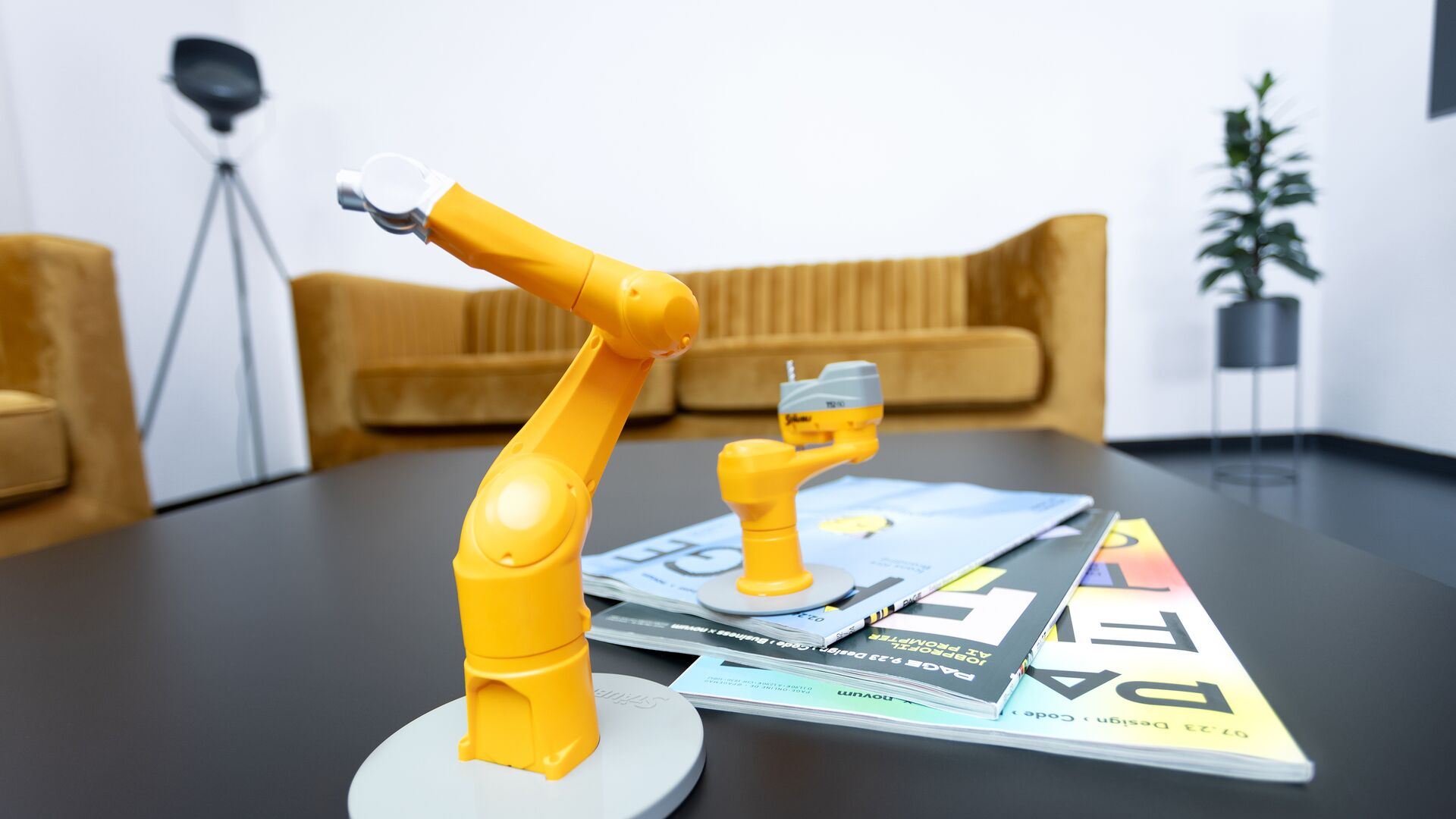 Modernes Innenraumdesign mit Roboterarmen im Vordergrund