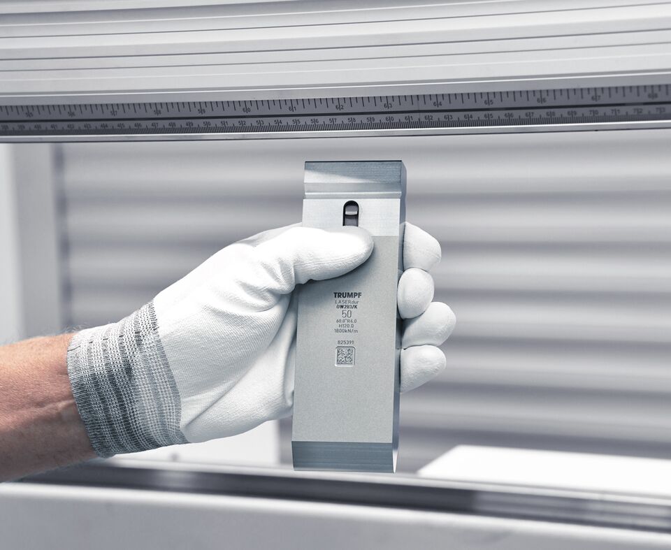 Hand präsentiert ein Werkzeug zur Metallbearbeitung, Nahaufnahme