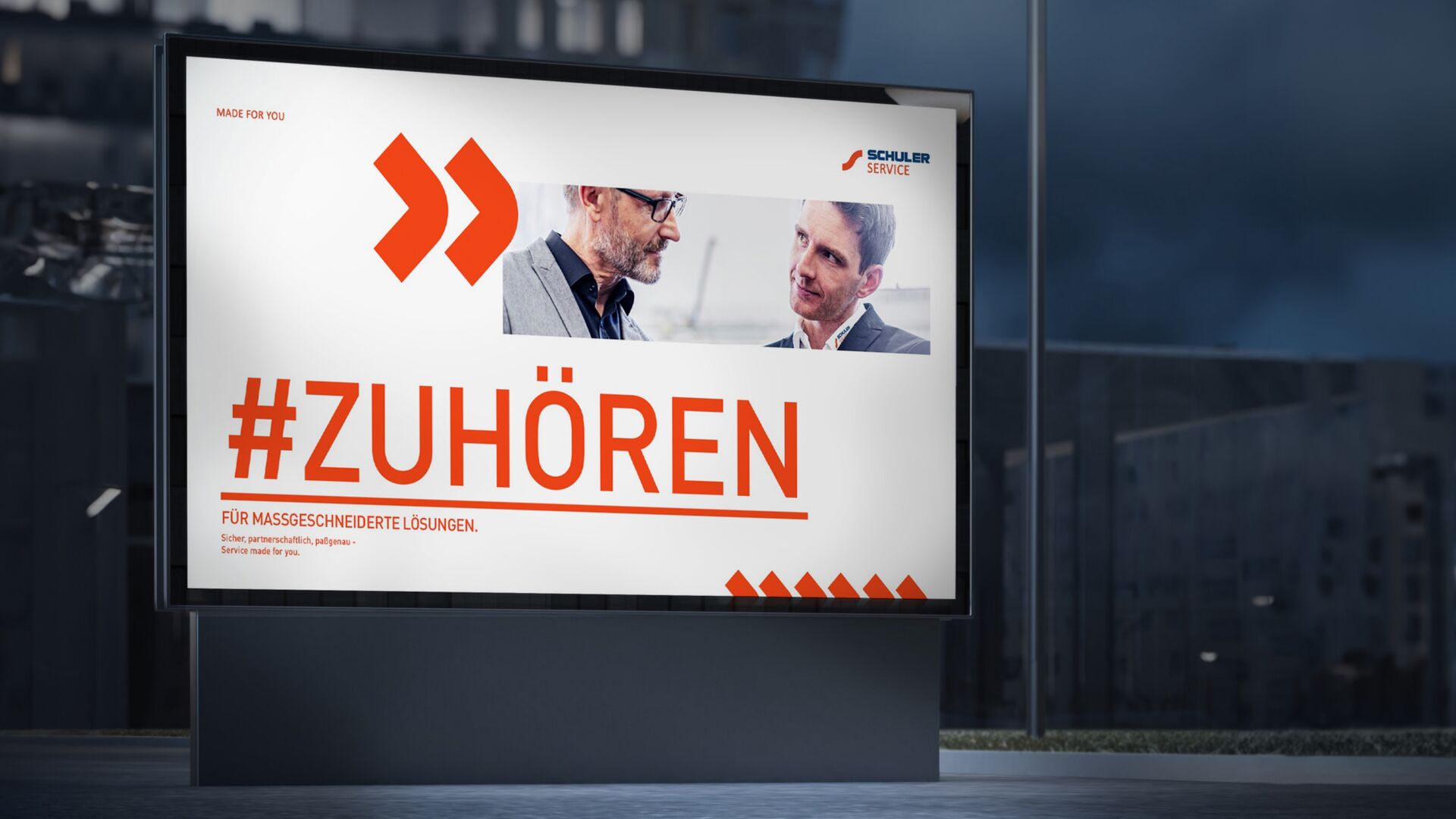 Großflächige Außenwerbung für Schuler Service im urbanen Raum