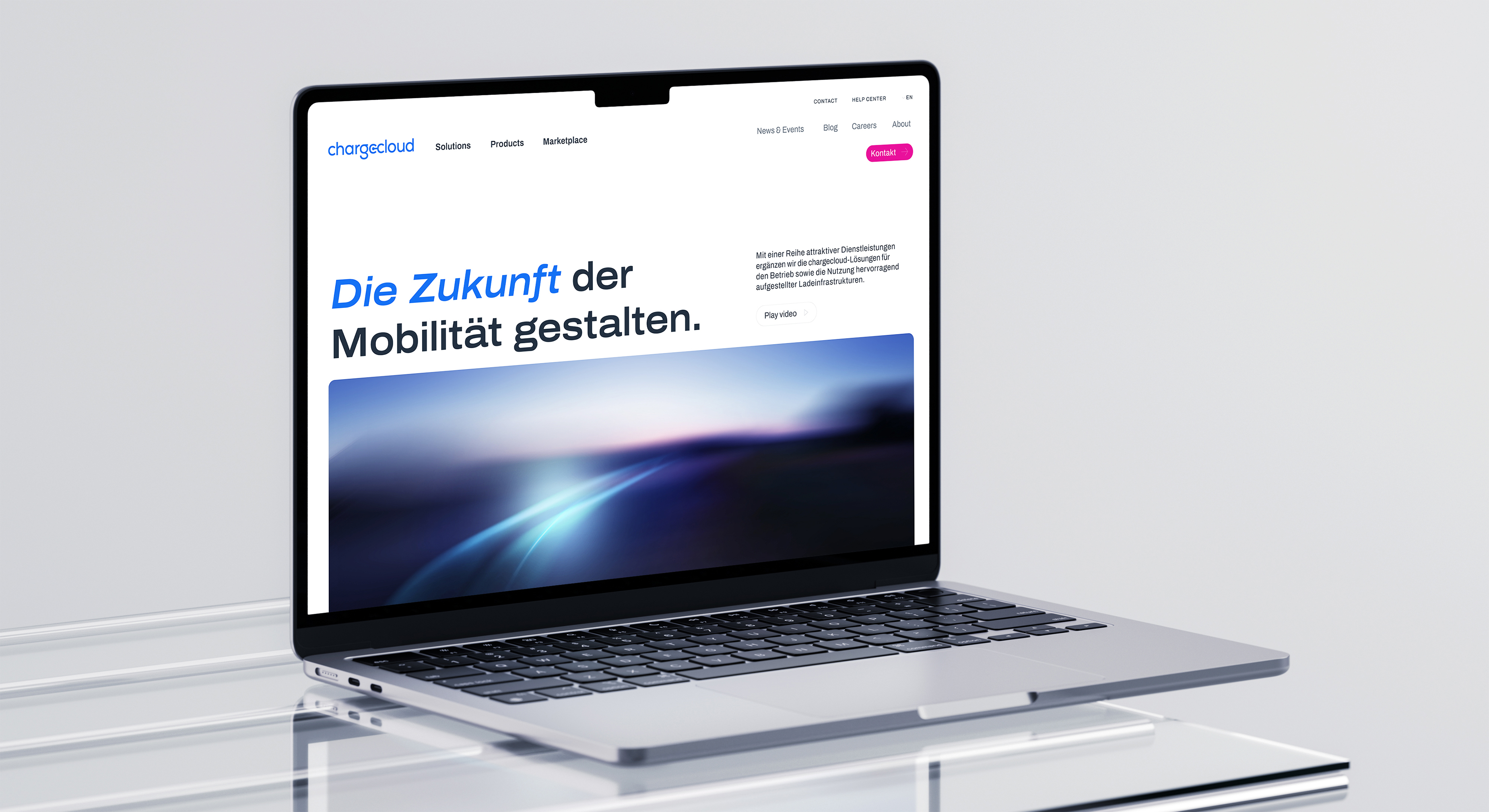 Webseiten-Layout von chargecloud, dargestellt auf einem Laptop – klar und benutzerfreundlich.