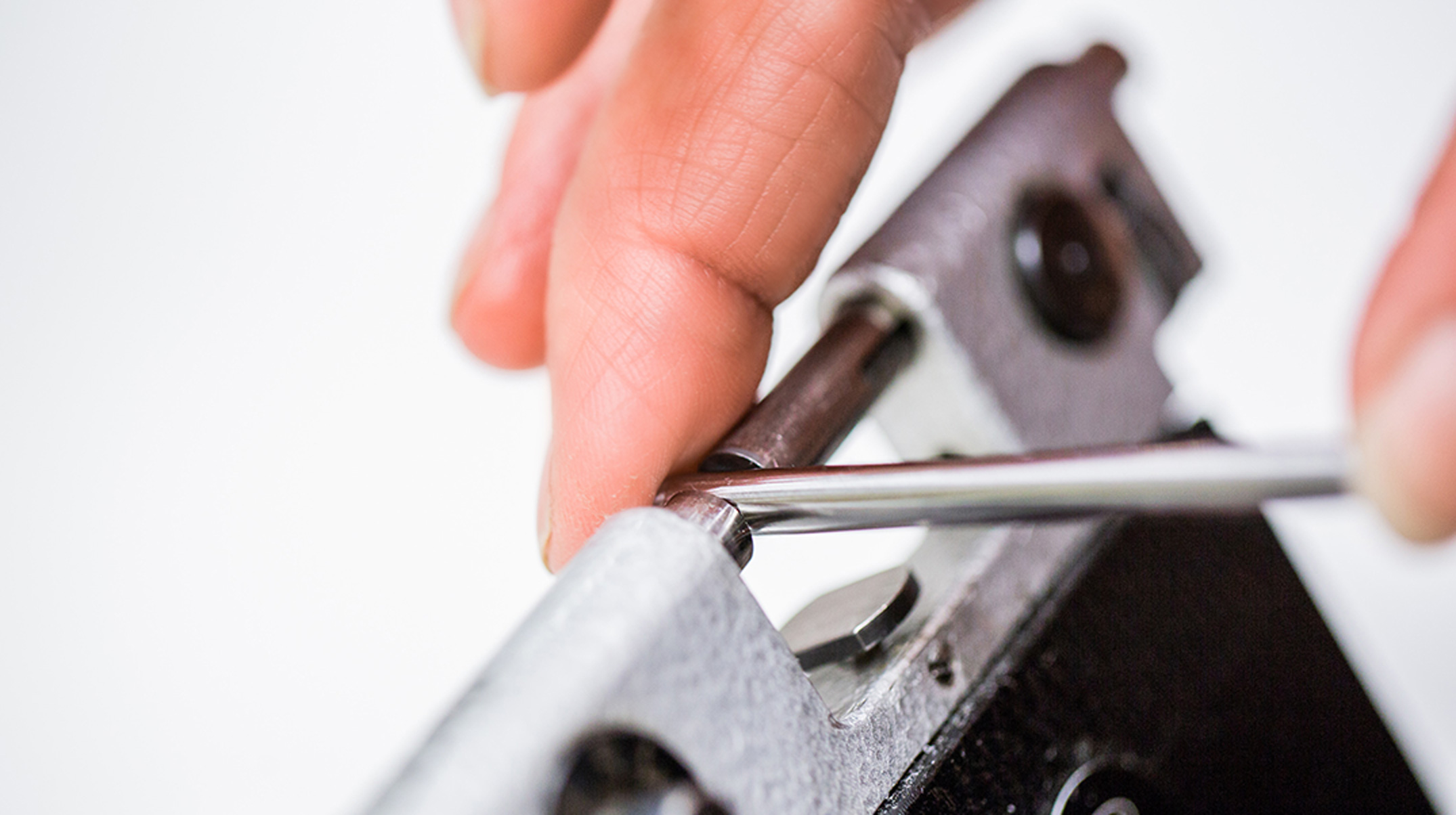 Hand präsentiert ein Präzisionsteil von FIBRO