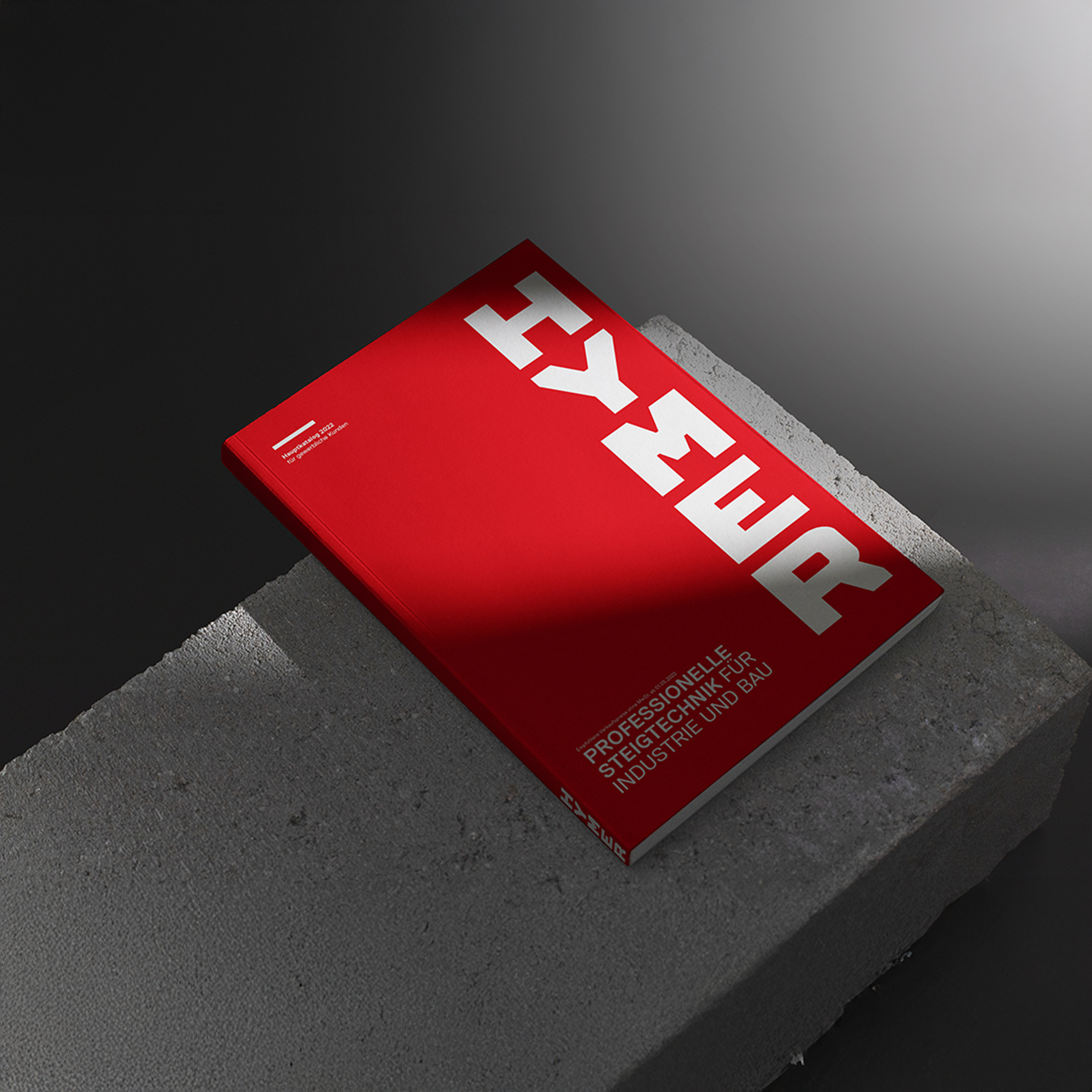 HYMER-Steigtechnik Katalog auf eine Betonplatte: Die Wirkung einer aussagestarken Arbeitgebermarke